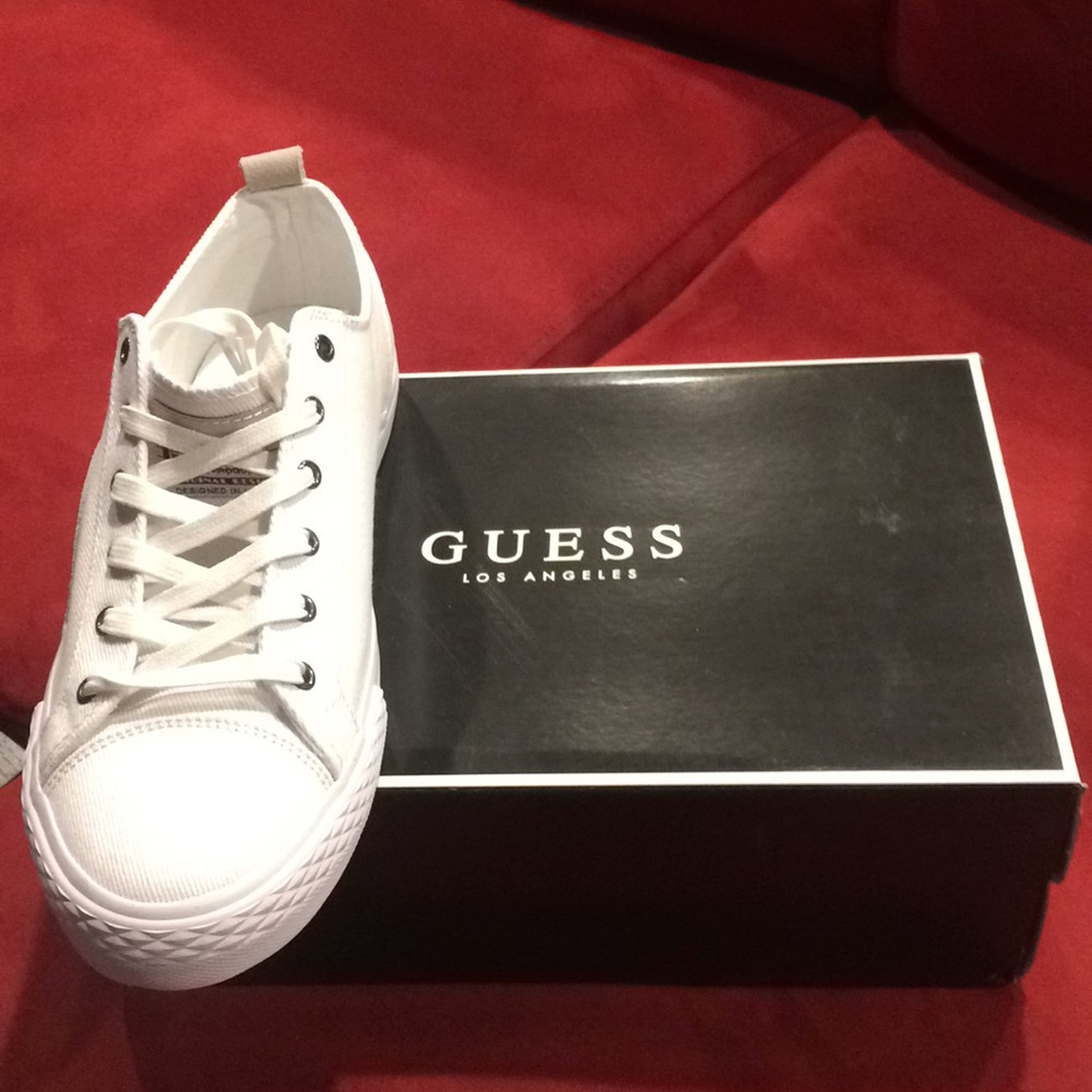 Tennis shoes